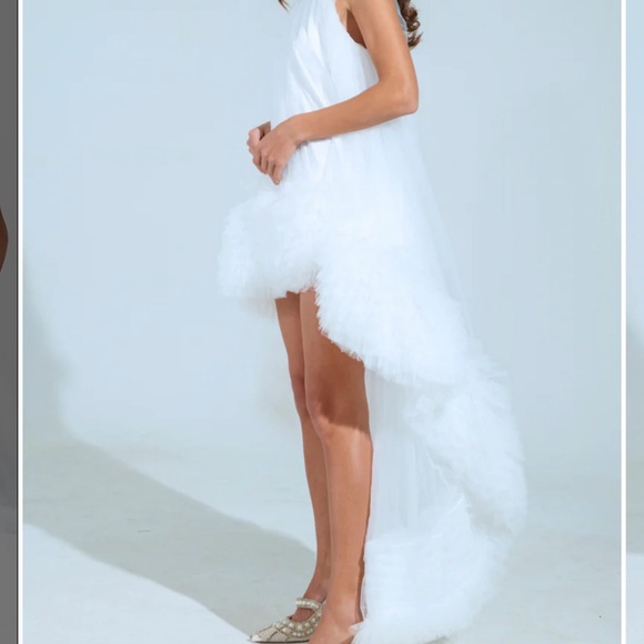 Elegant White Sleeveless Dress - Picture 3 of 7